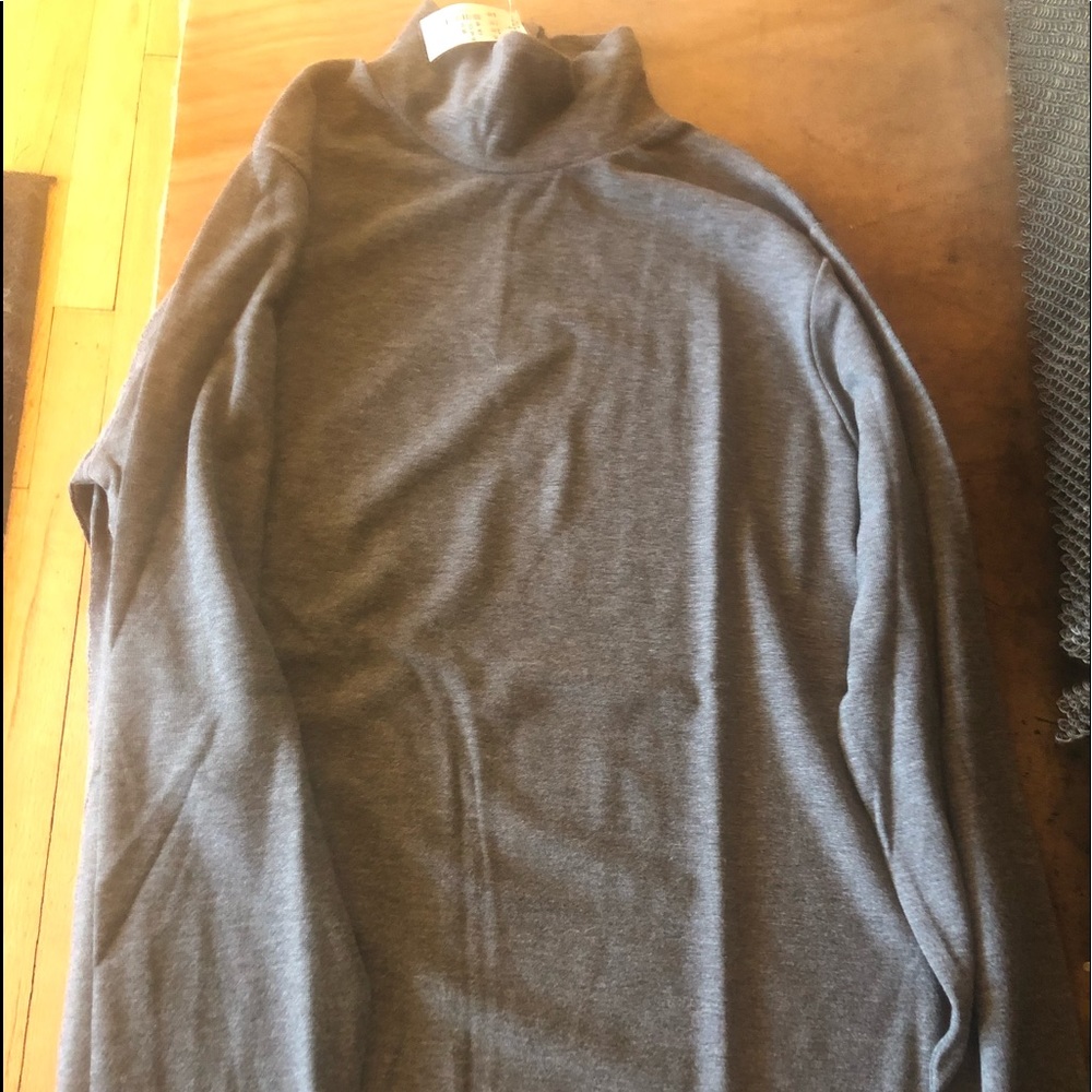 Mock turtle neck in heather gray women’s size L